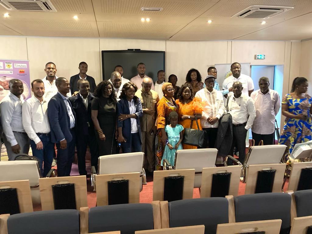 Photo de groupe dans une salle de conférence